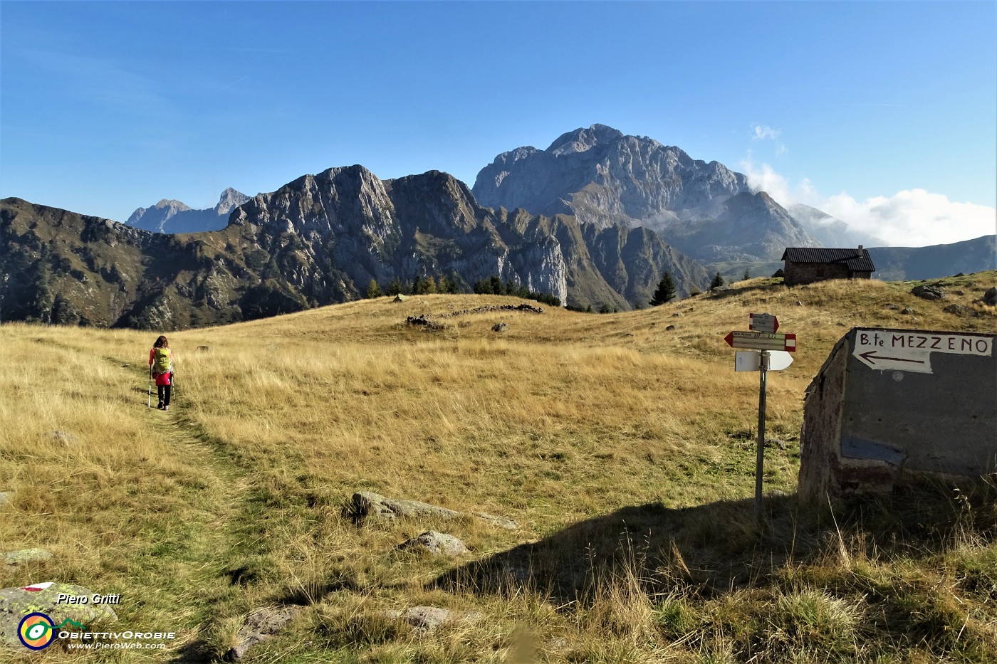 86 Piacevole camminare sui pratoni giallo-oro del pianoro di Monte Campo .JPG